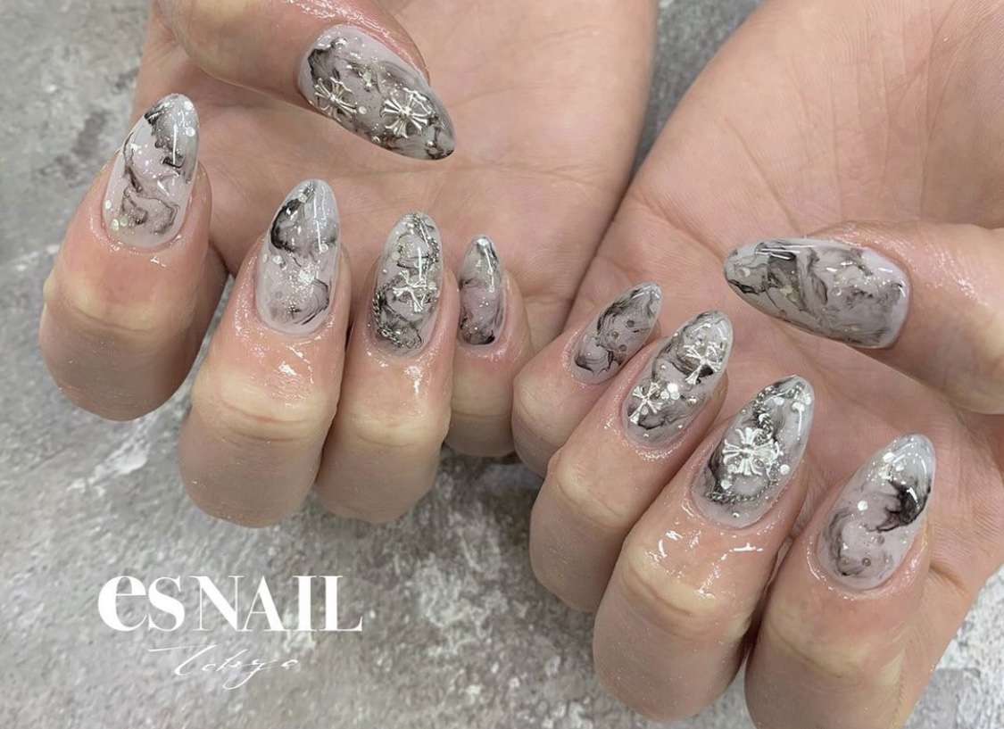 辛めなモノトーンネイル