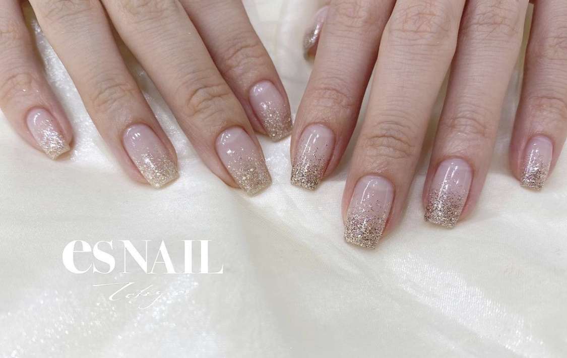 さりげないアシンメトリーネイル