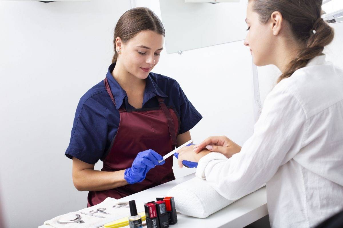 外国人に人気のネイルサロン完全ガイド　美しいデザインと安心のサービス