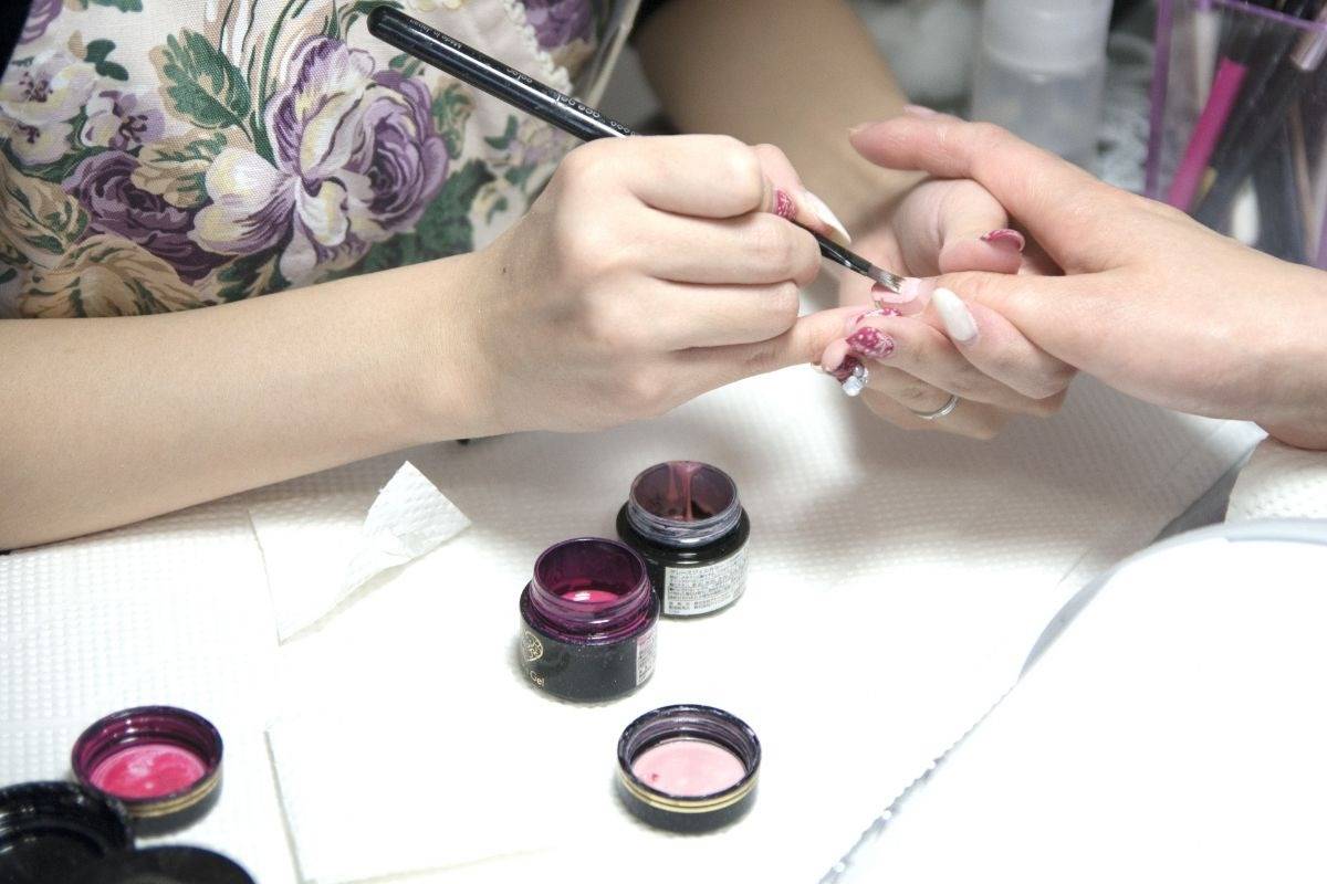 ネイルサロンで形を整える　美しいネイルへのガイド
