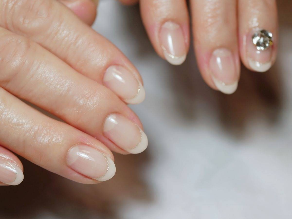 ネイルサロンでのフレンチネイルデザイン集！肌色別ベースと人気アレンジ完全ガイド